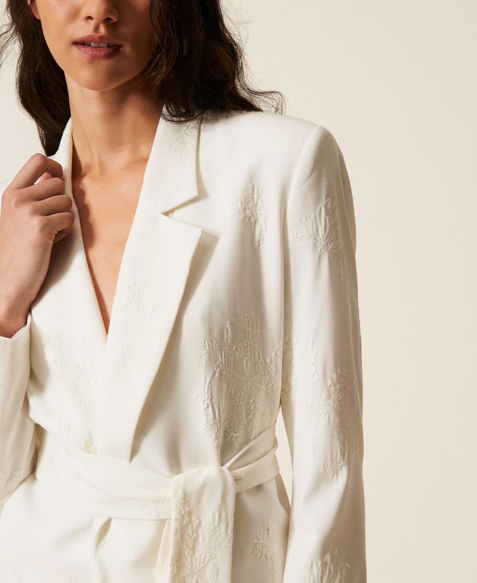 Bestickter Blazer mit G&uuml;rtel Lilie Frau 261TE2020_00381_04