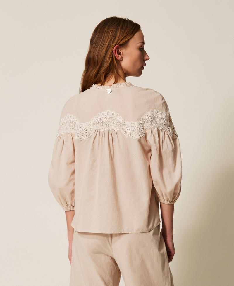 Blouse en mousseline avec macram&eacute; Bicolore Fog/Blanc &laquo;&nbsp;Vanille&nbsp;&raquo; Femme 261LM2DAA_13579_03