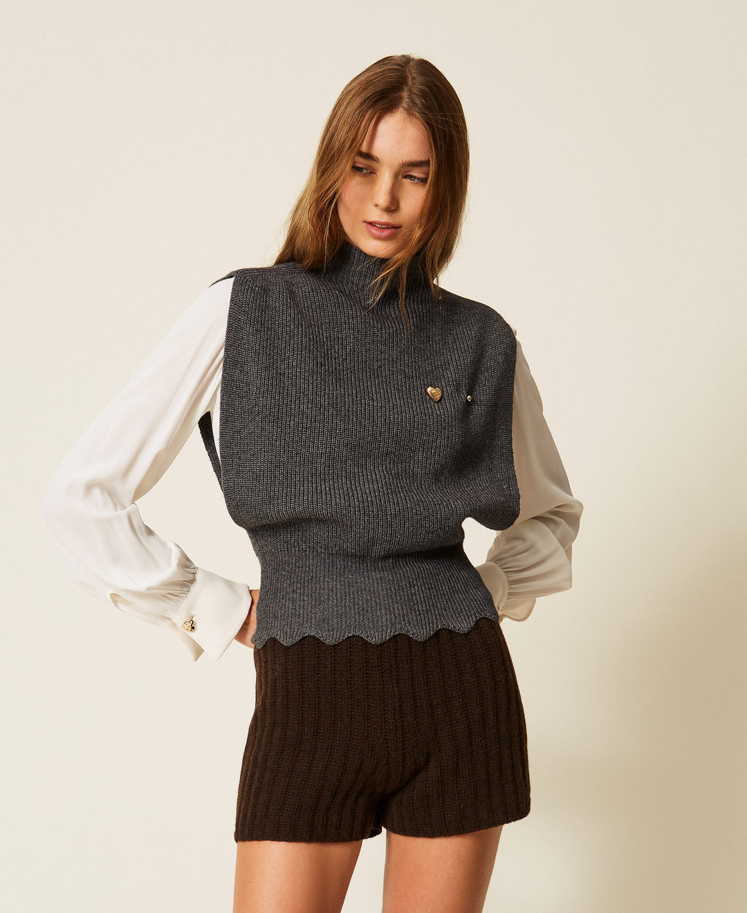 Top en maille de laine mélangée avec broche