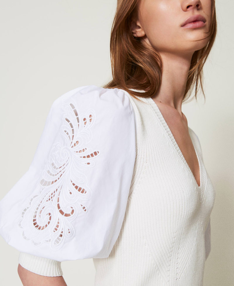 Maglia con maniche ricamate