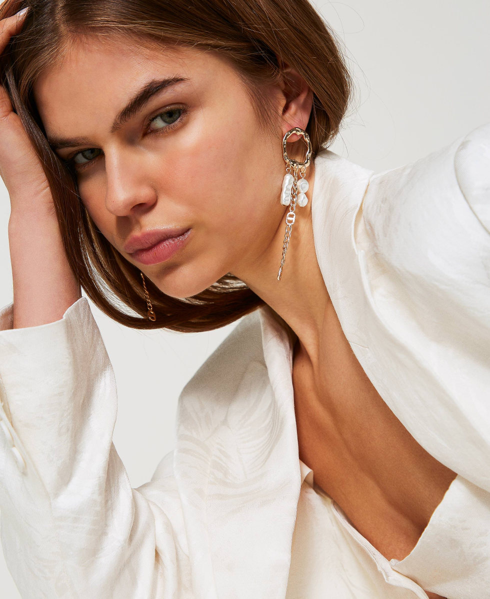 Pendant earrings with chain and pearls