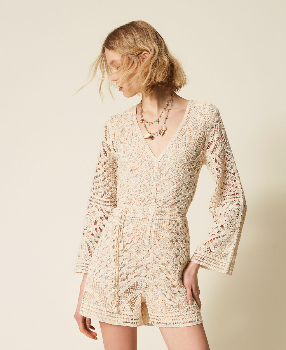 Tuta corta in crochet con cintura