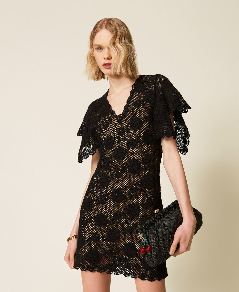 Clutch aus Raffia mit Charmanh&auml;nger