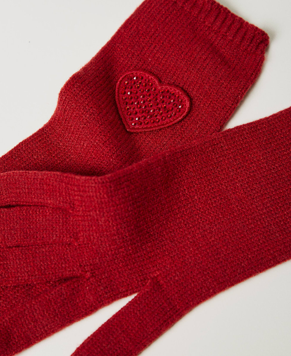 Knitted gloves with heart patch