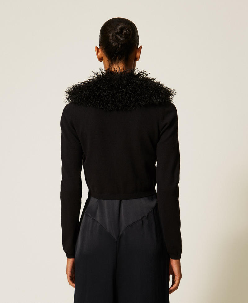 Cropped-Cardigan aus Kunstpelz Schwarz Frau 262TT3260_00006_03