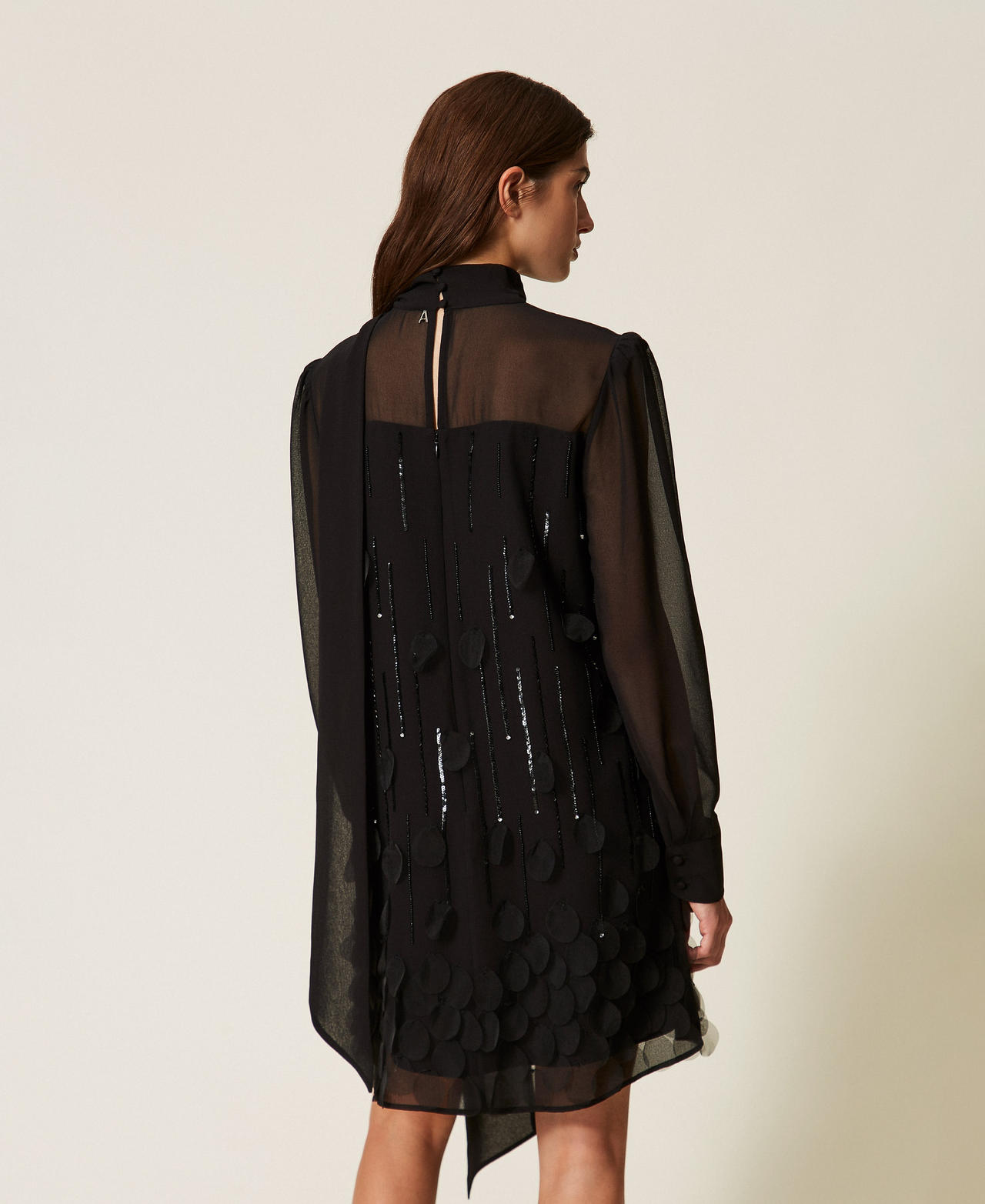 Robe courte en crêpe georgette avec broderie