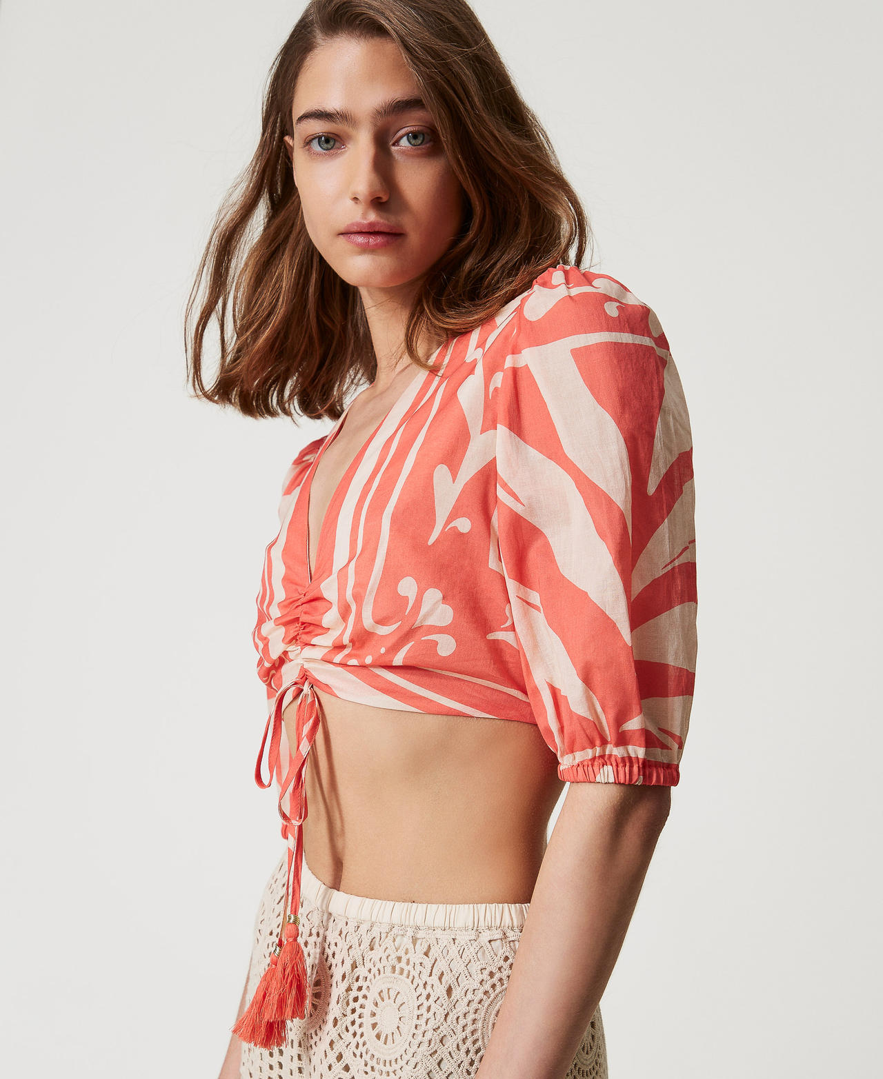 Cropped top in printed muslin Coral Sun/Almond Beige Foulard Print Woman 251LM2BCC_12381_02