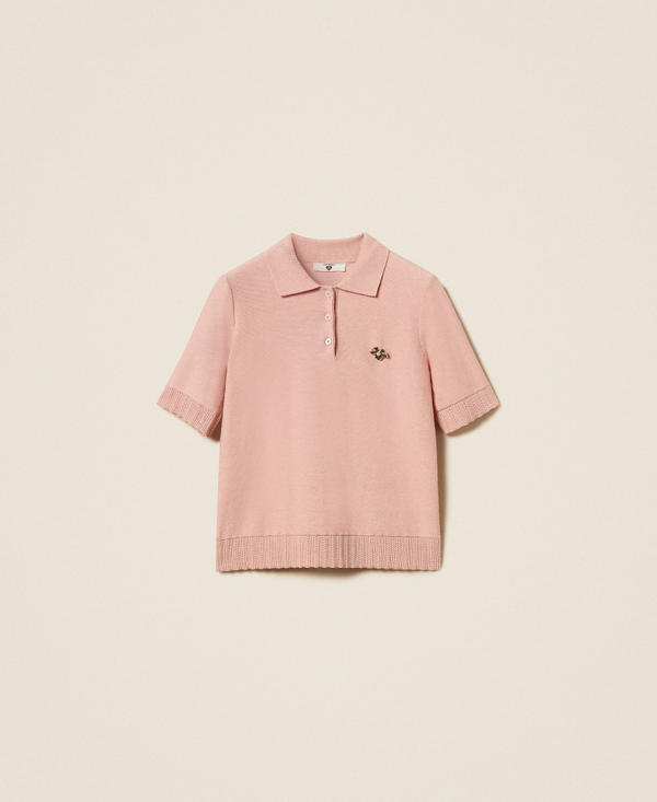 Pullover im Polostil mit Brosche