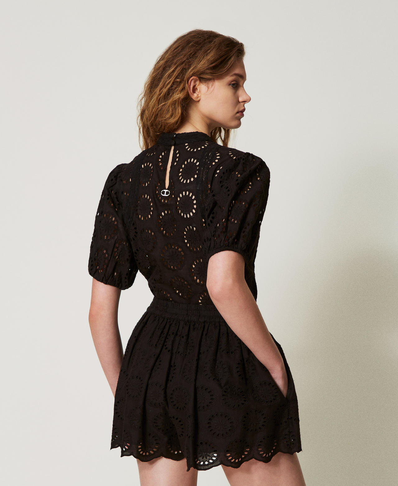 Shorts de bordado inglés con festón Negro Mujer 251TT2363_00006_03