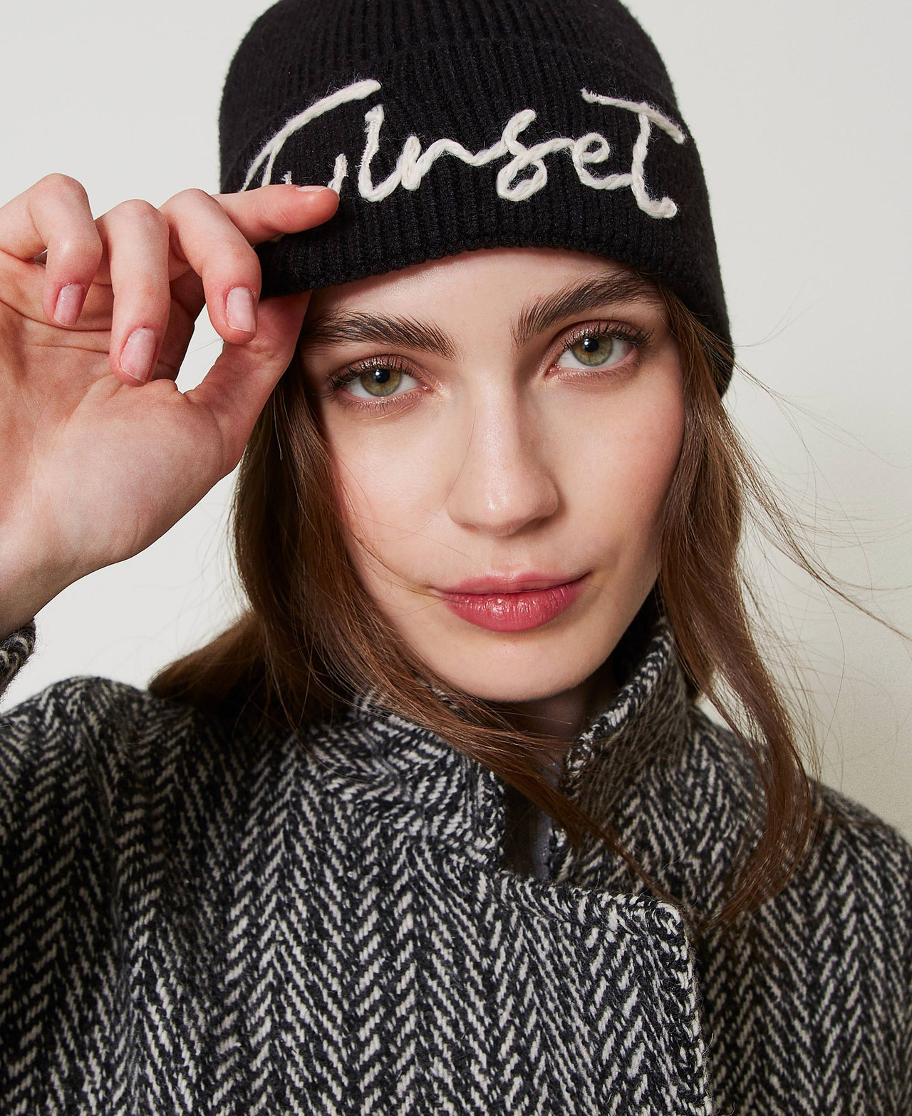 Knitted beanie hat with embroidered logo Black Woman 242TA4152_00006_S0