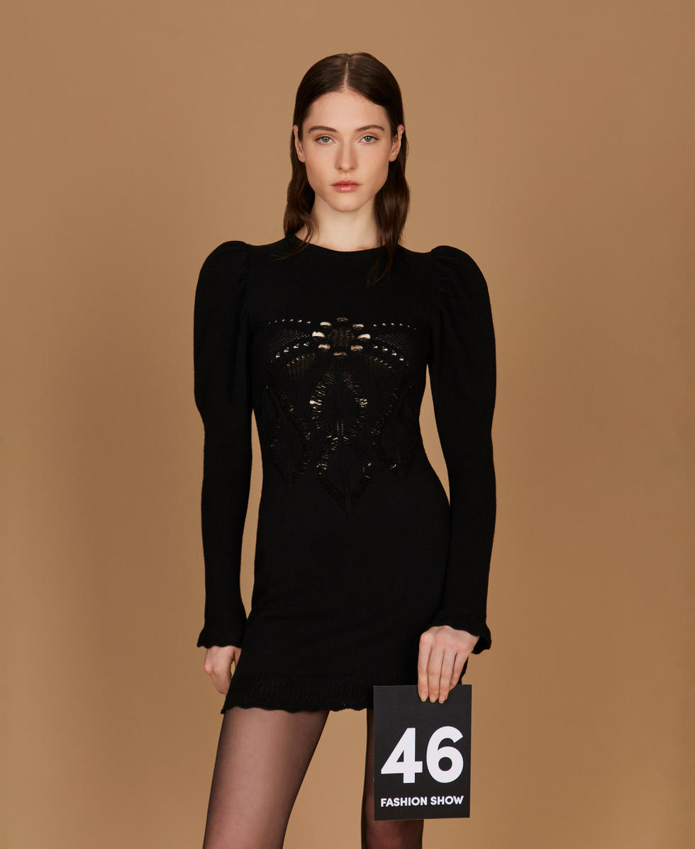 Kurzes Strickkleid im Häkel-Design