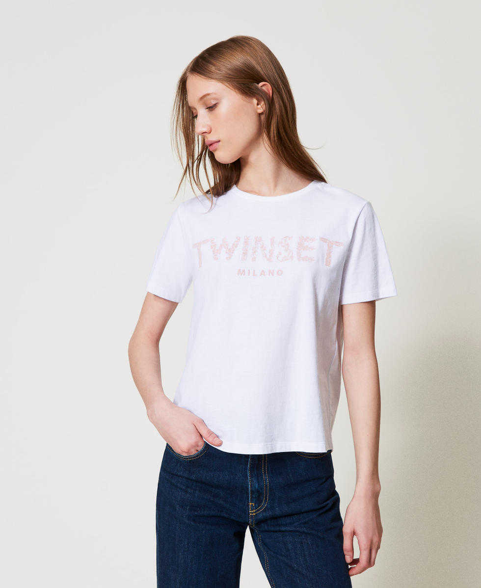 T-shirt avec broderie sigl&eacute;e Oval T Broderie Boutons de Fleurs Femme 251TT2042_12518_01