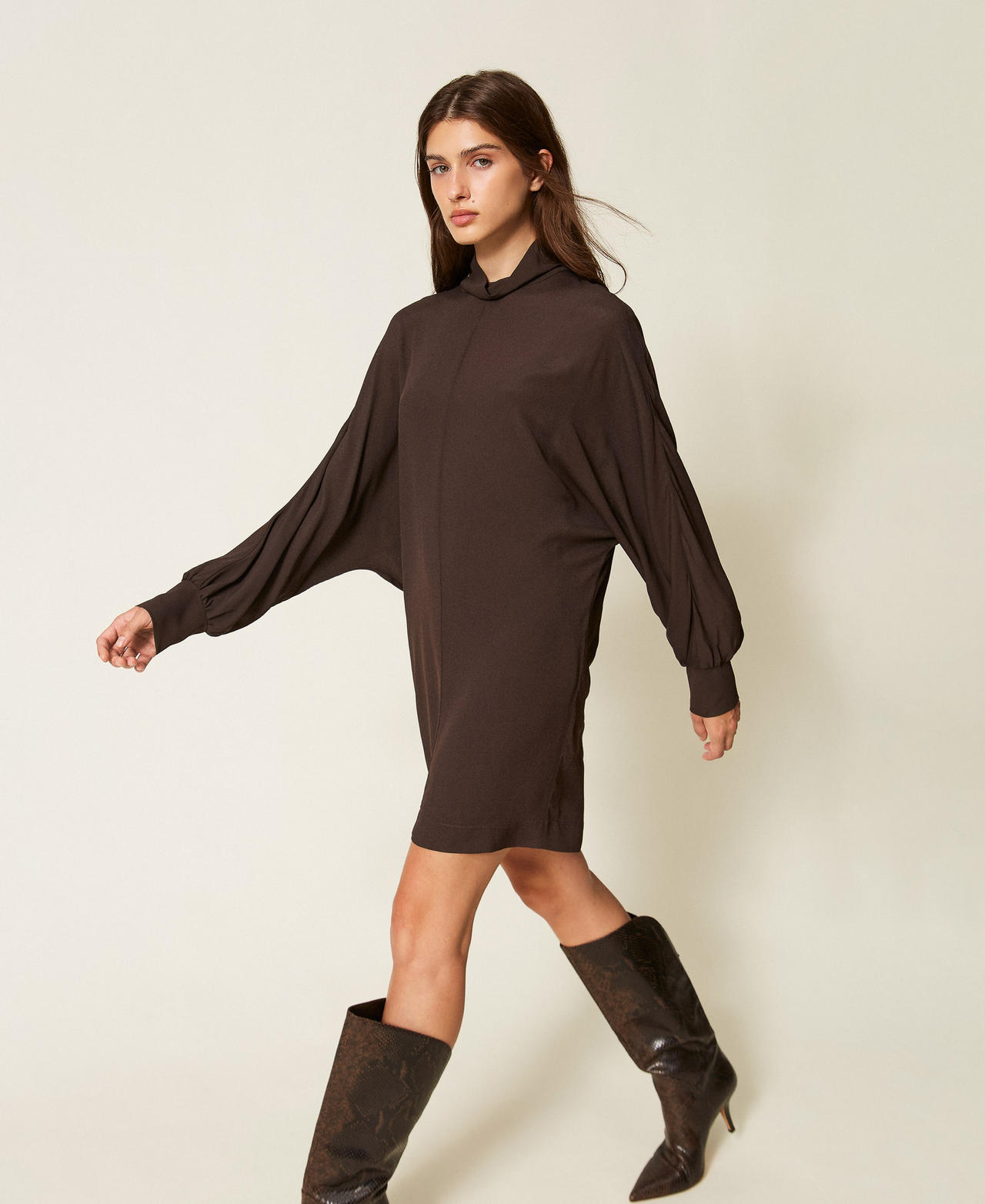 Robe courte en cr&ecirc;pe de Chine Marron Deep Brown Femme 262TF2051_13611_03