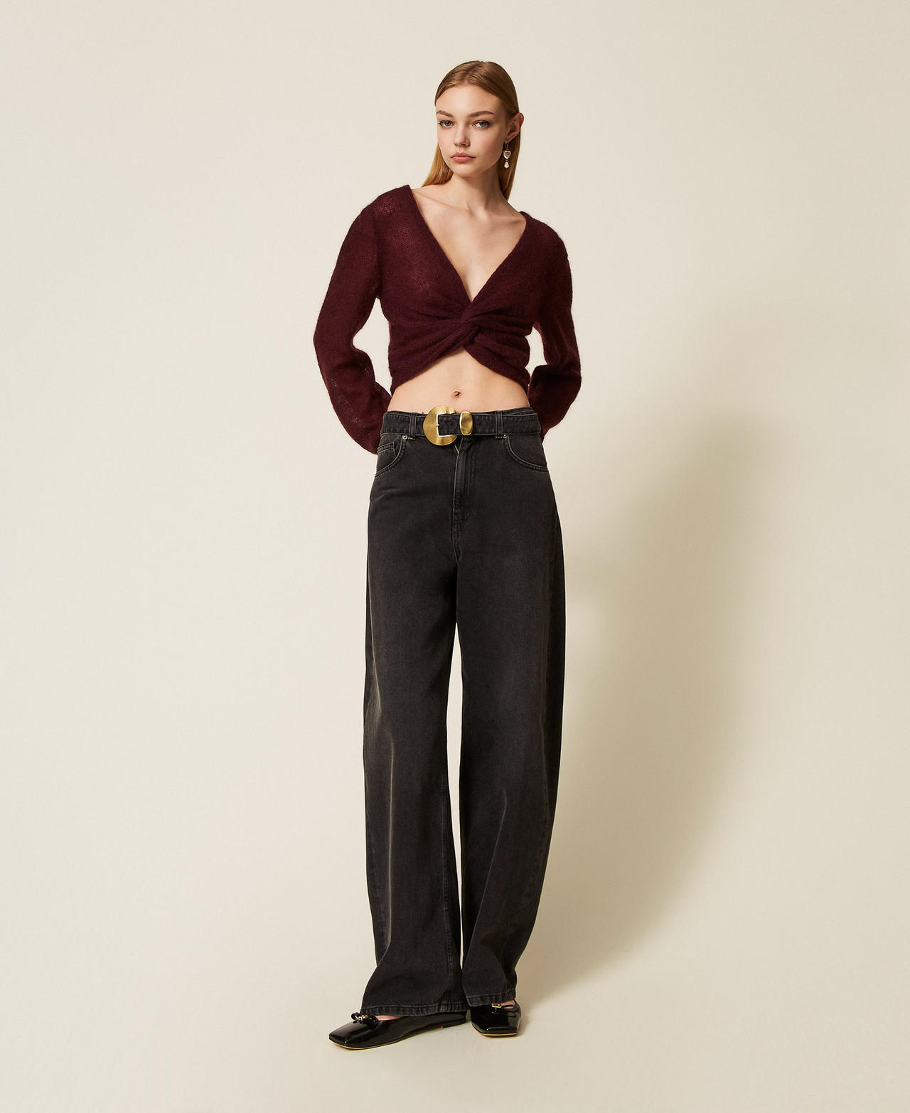 Jean noir avec ceinture et grande boucle