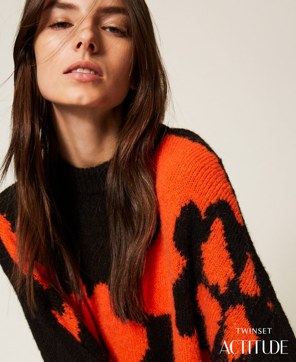 Crew neck jumper with inlay