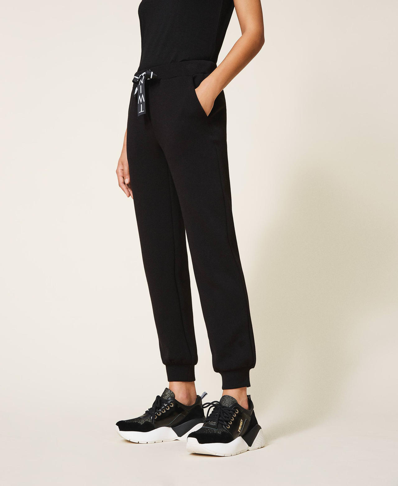 Pantal&oacute;n jogger de tela scuba Negro Mujer 202LI2JNN-02