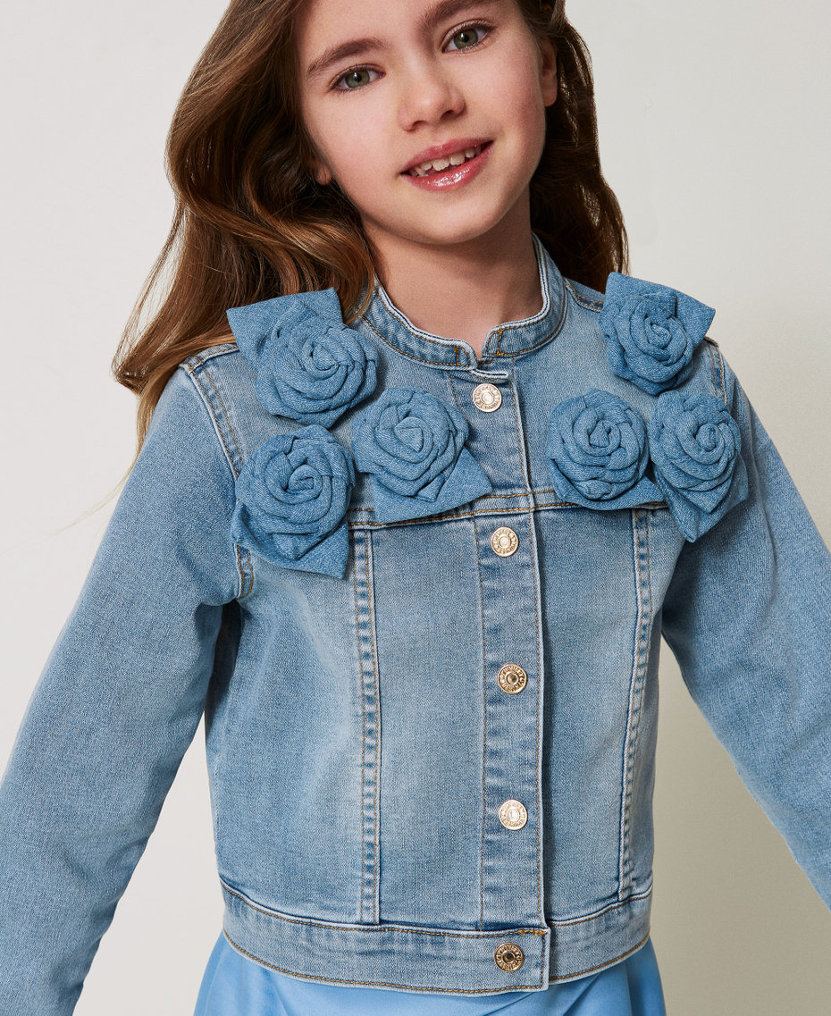 Jeansjacke mit Rosen Helles Denim Mädchen 251GJ2500_11457_04