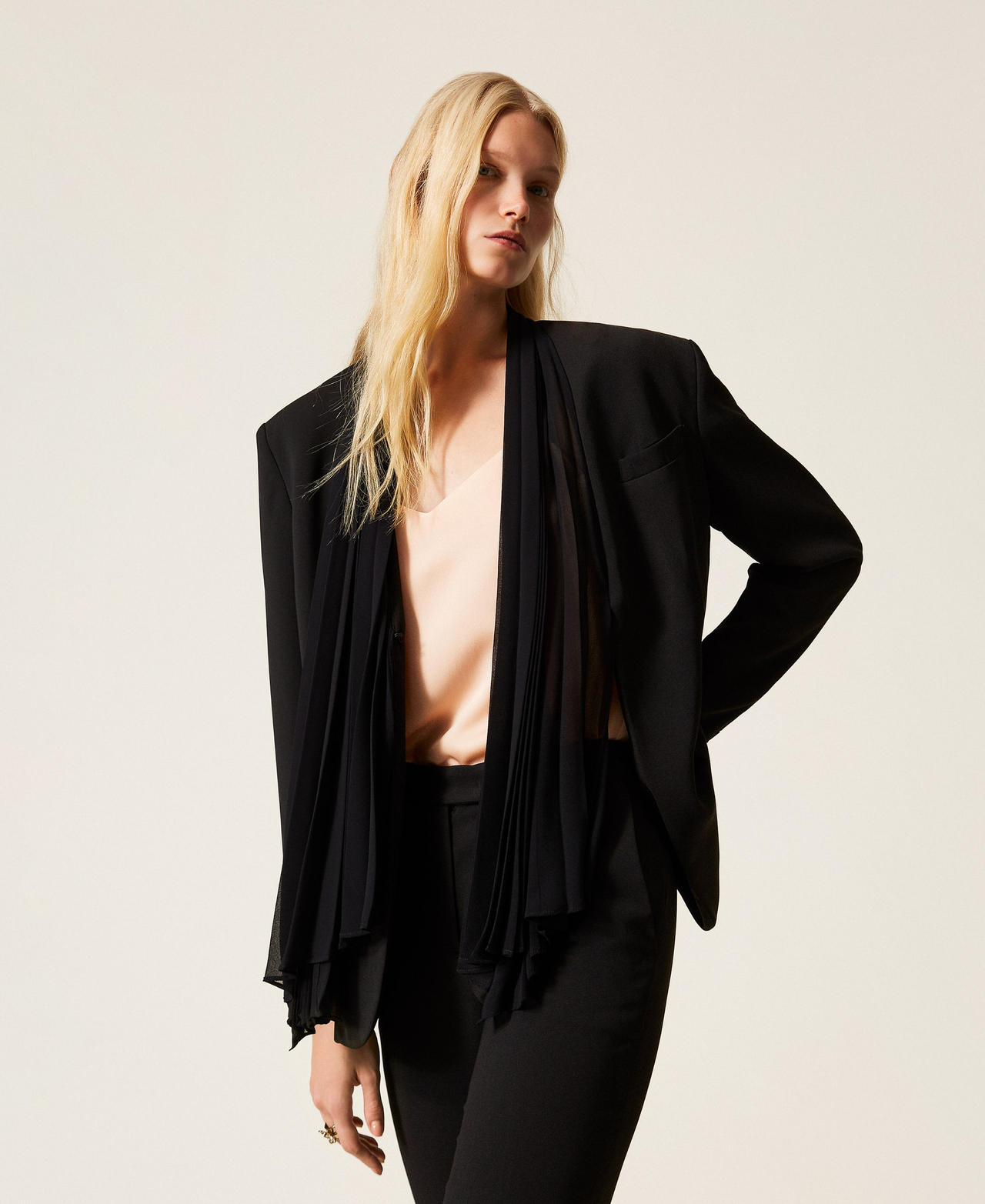 Blouson en crêpe avec écharpe plissée