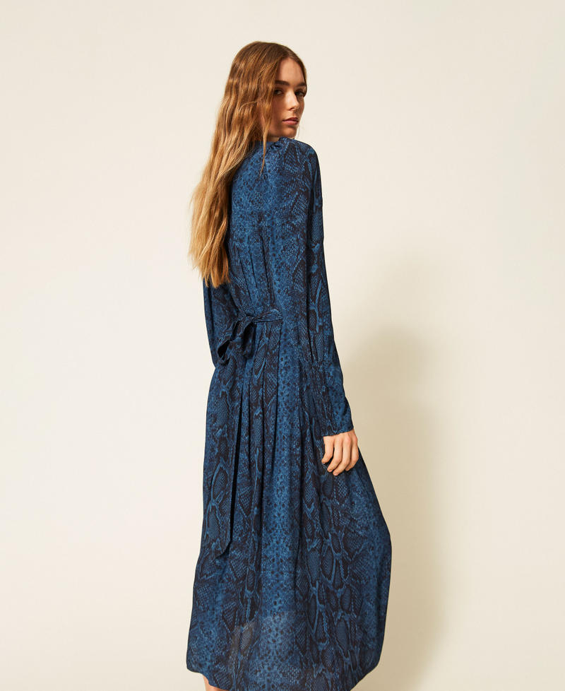 Maxikleid mit Rundhalsausschnitt und Pythonprint Pythonprint Blue Violet / Black Frau 262TT2601_14140_PD