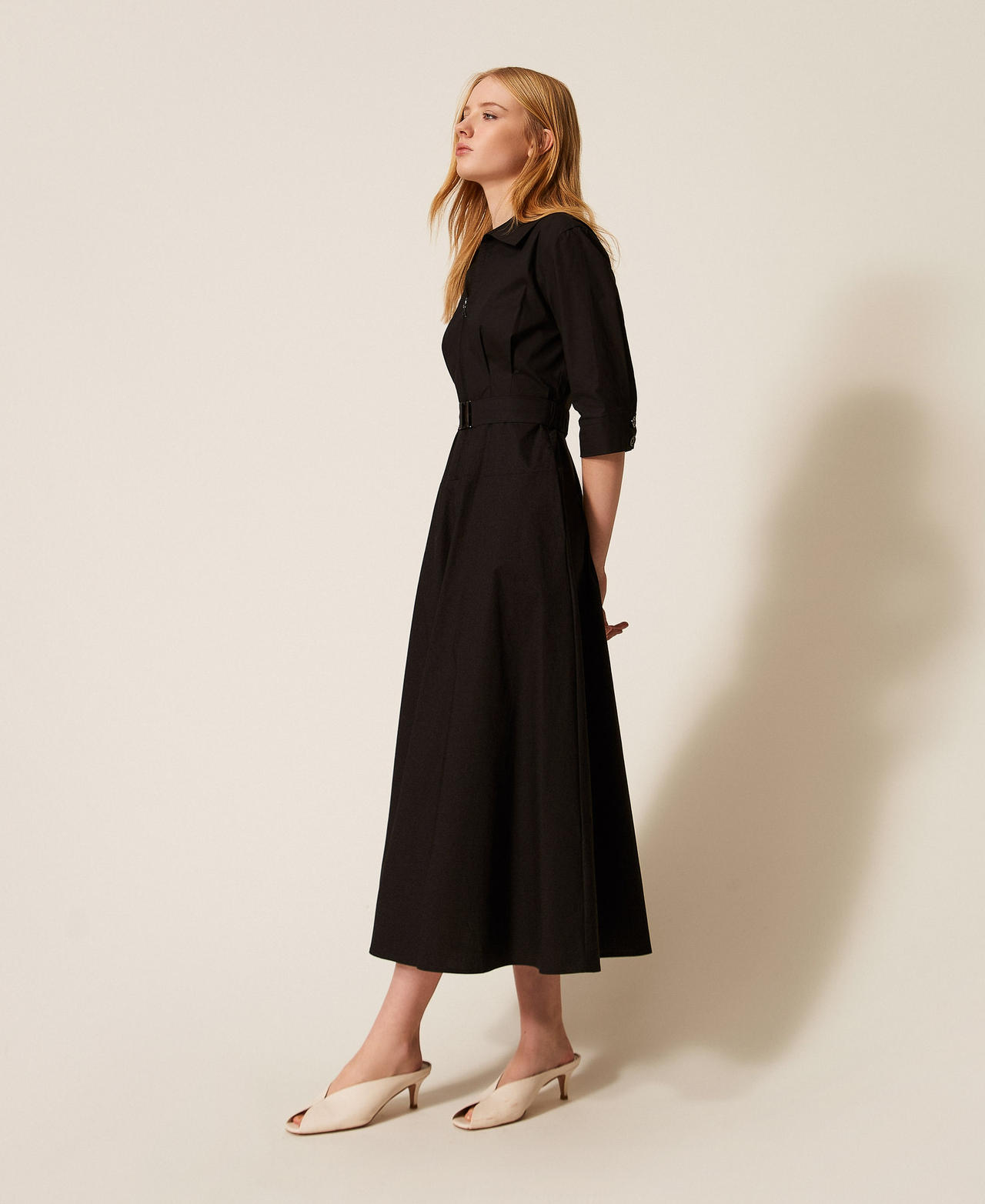 Langes Kleid aus Popeline mit G&uuml;rtel Schwarz Frau 261AP2284_00006_02