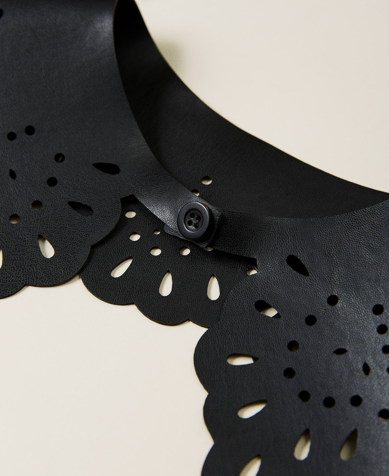 Col ajour&eacute; effet broderie anglaise Noir Femme 212AA4041-02