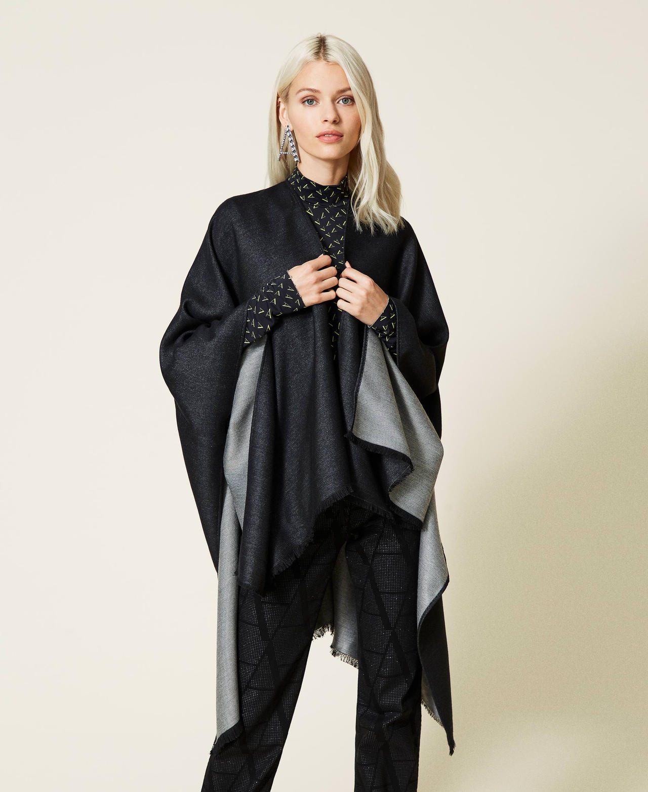 Wool poncho with logo and fringes. Black Woman 212AO5345-02