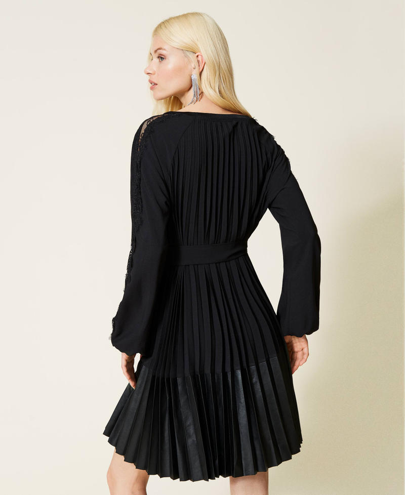 Vestido de crep&eacute; de China plisado con encaje Negro Mujer 212AP2082-03