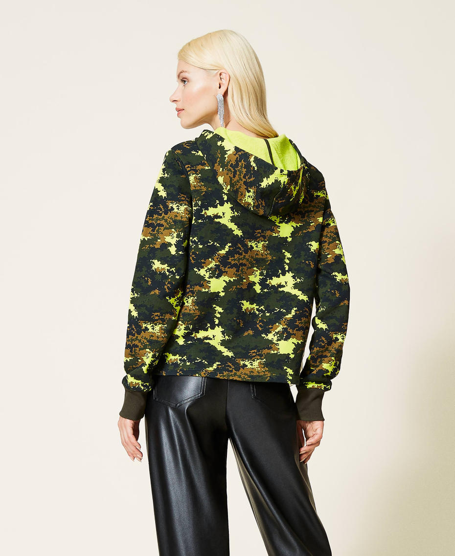 Sweatshirt „Silver“ mit Camouflagemuster und Rosen Print Mimetic Green Frau 212AP2320-05