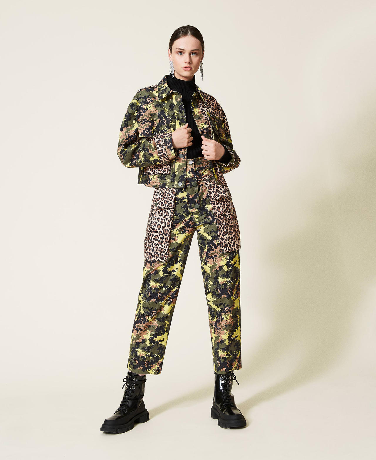 Pantalón cargo con mezcla de estampados Estampado Mimetic Green / Leopardo Mujer 212AP2521-02