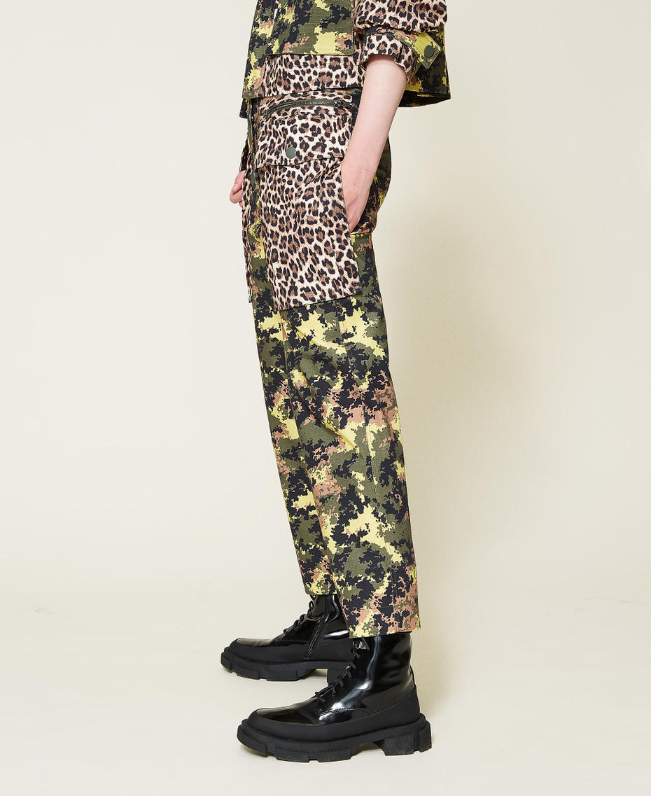 Pantalón cargo con mezcla de estampados Estampado Mimetic Green / Leopardo Mujer 212AP2521-03