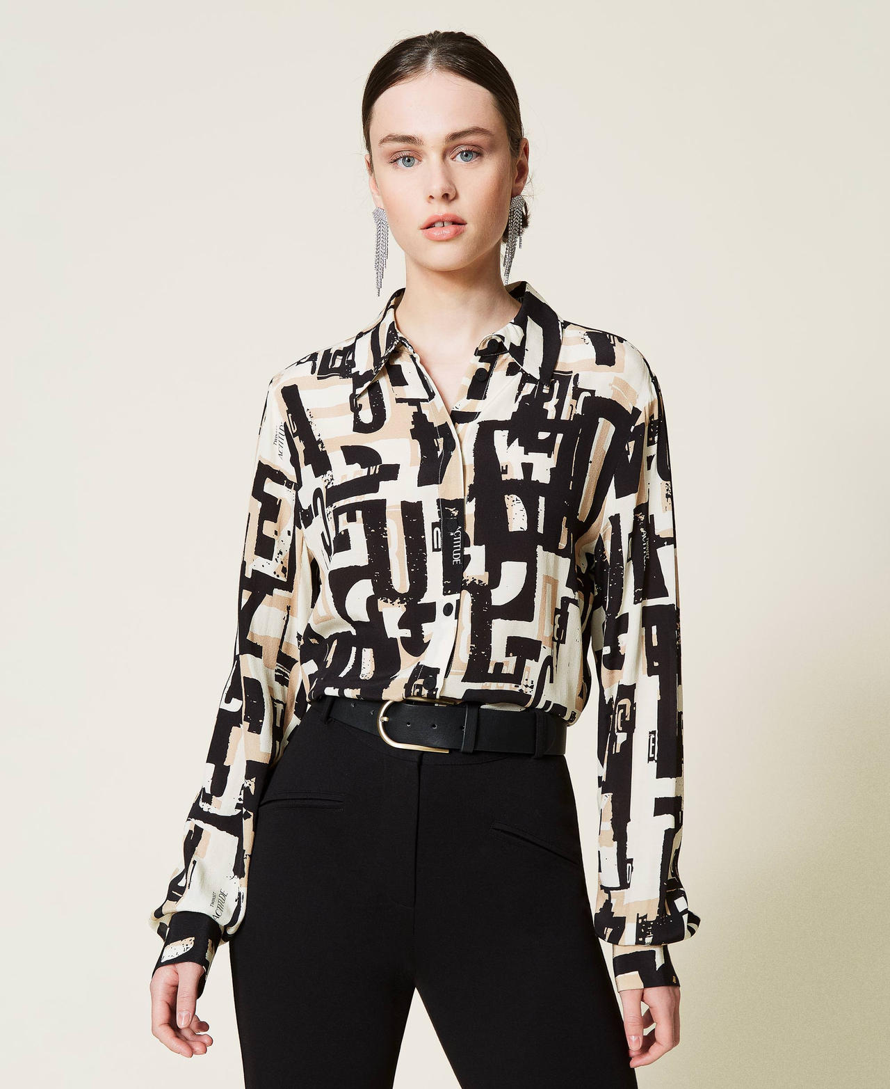 Camisa de crep&eacute; de China con estampado de logotipo Estampado Lettering Negro Mujer 212AP2562-02