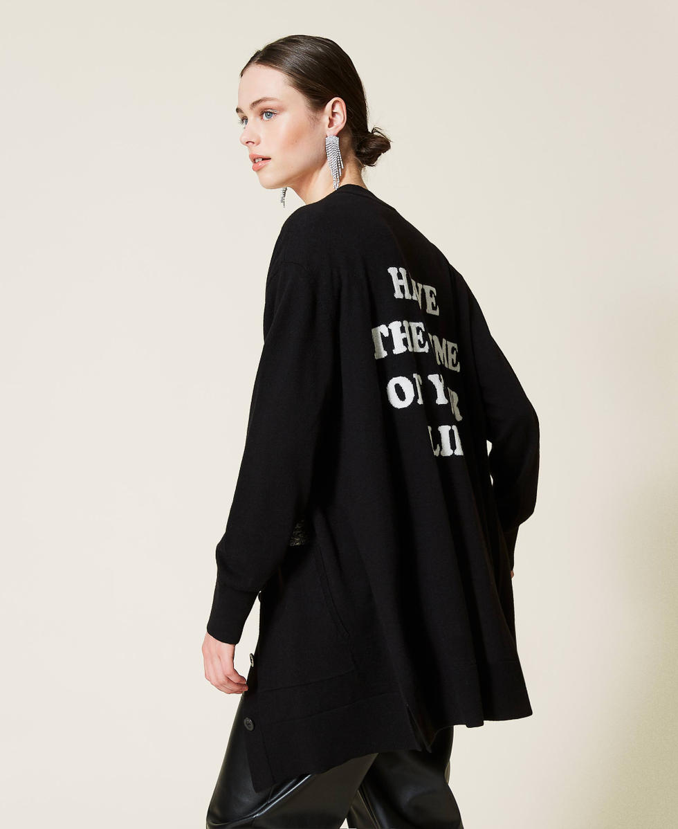 Maxicardigan aus Wollmischung mit Aufschrift Zweifarbig Schwarz / &bdquo;Sea Salt&ldquo;-Wei&szlig; Frau 212AP3121-03