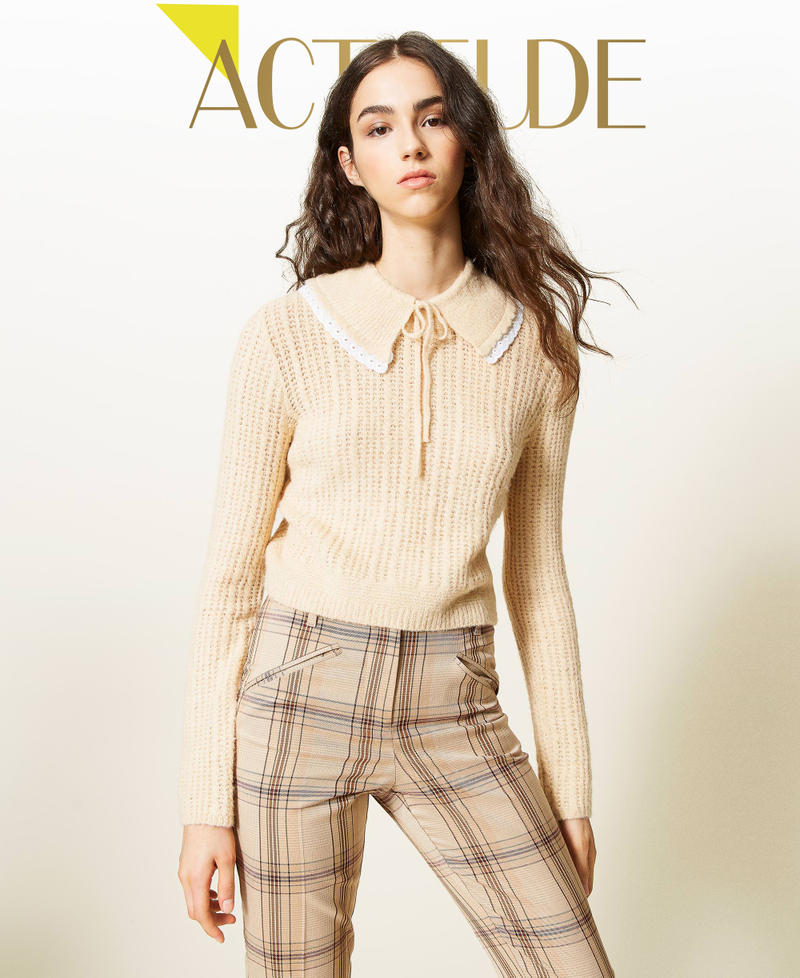 Pullover mit Zopfmuster und besticktem Kragen &bdquo;Light Tan&ldquo;-Beige Frau 212AP3170-01