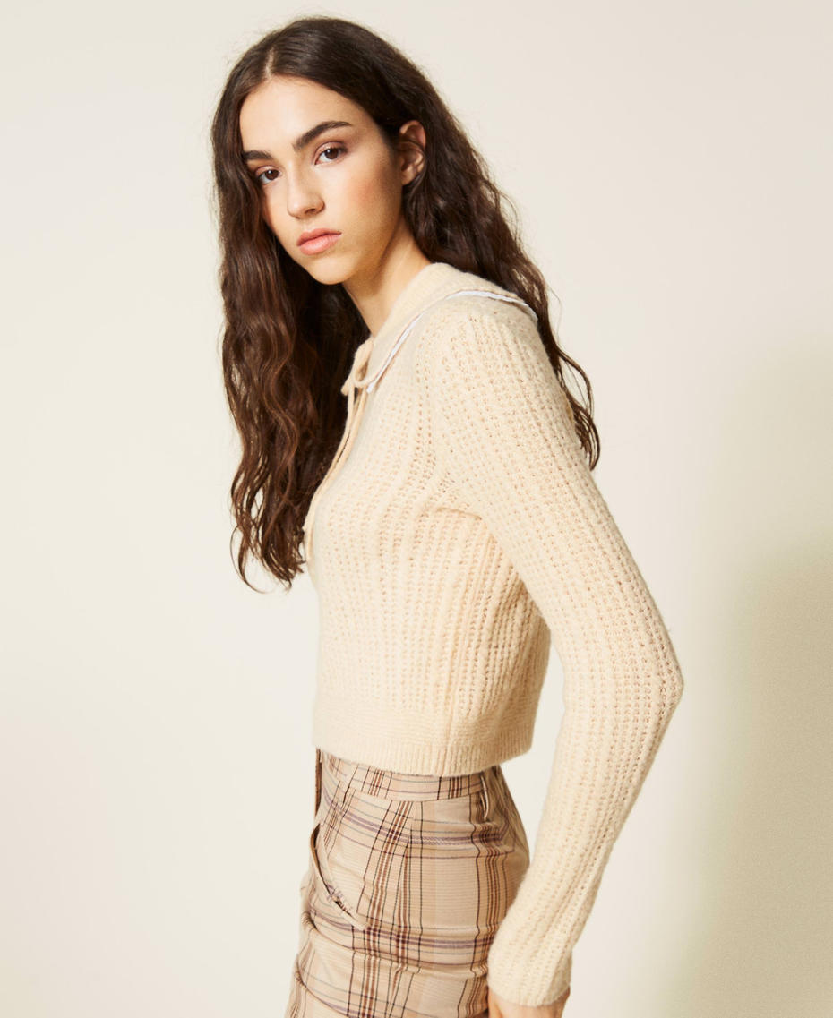 Pullover mit Zopfmuster und besticktem Kragen &bdquo;Light Tan&ldquo;-Beige Frau 212AP3170-03