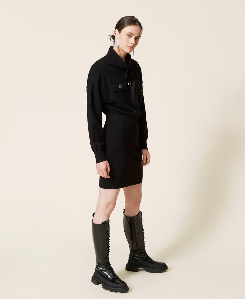 Strickkleid mit Satineins&auml;tzen Schwarz Frau 212AP3191-03