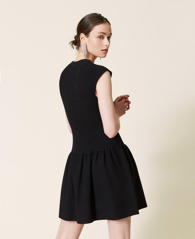 Geripptes Kleid mit Faltenrock Schwarz Frau 212AP3280-03