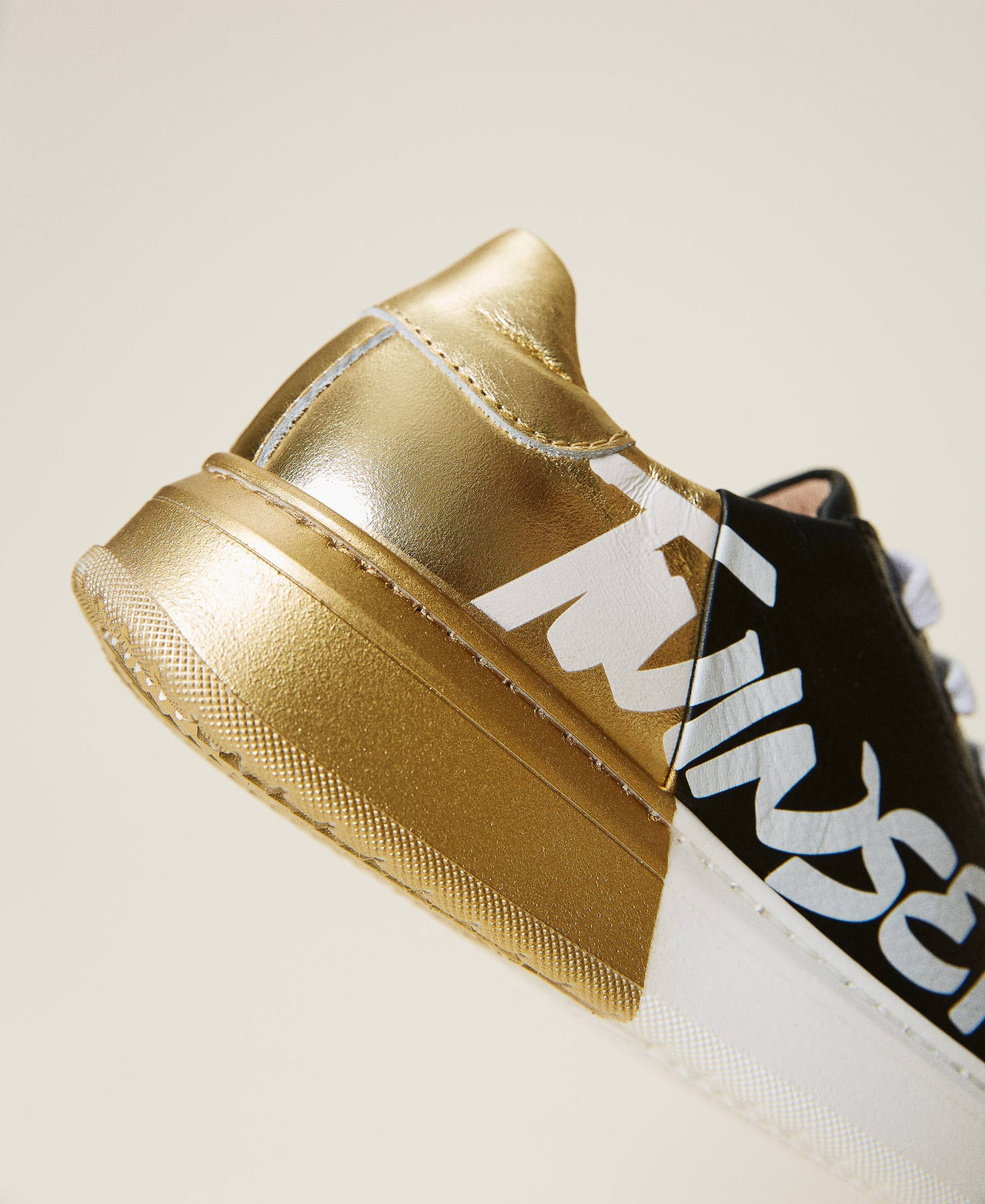Zweifarbiger Sneaker mit Logo Zweifarbig Schwarz / Gold Mädchen 212GCJ050-02
