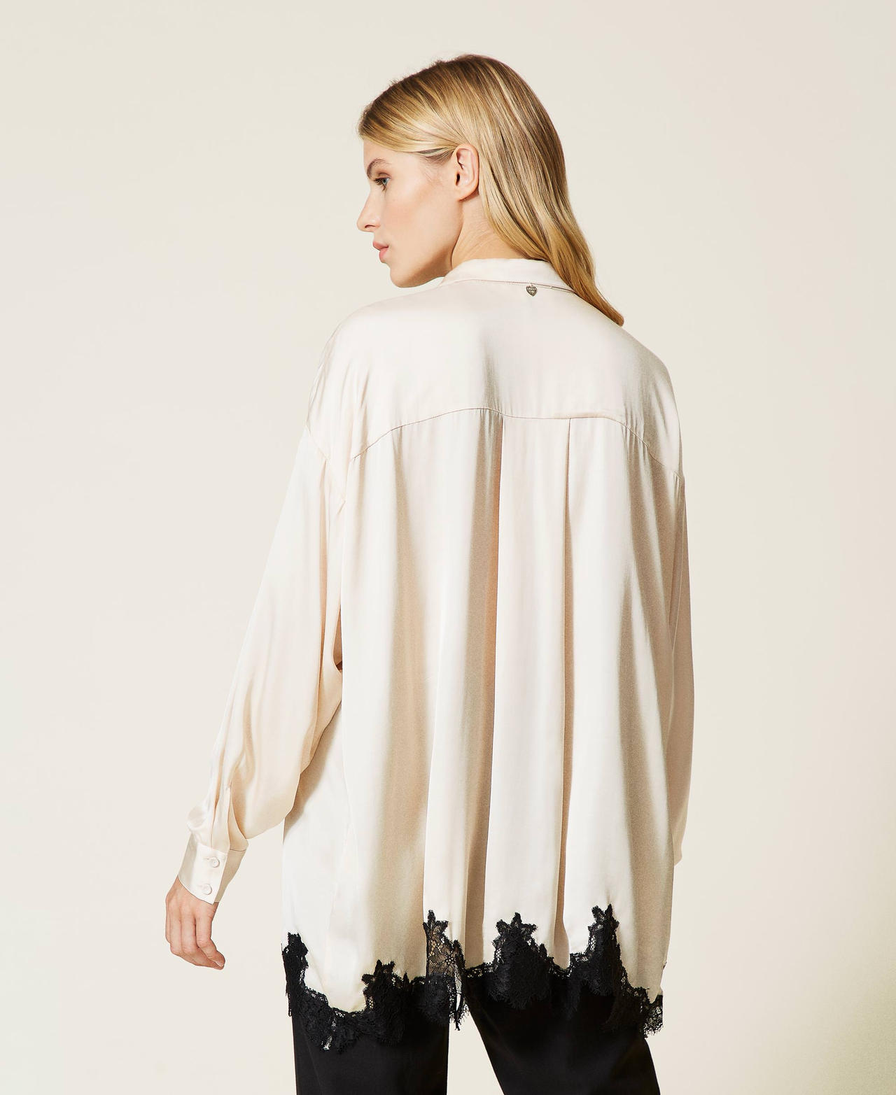 Hemd aus Satin mit Spitze Zweifarbig &bdquo;Shell&ldquo;-Beige / Schwarz Frau 212LL2BMM-03