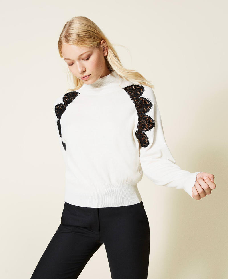 Pull avec dentelle macram&eacute; Bicolore Beige &laquo;&thinsp;Shell&thinsp;&raquo; / Noir Femme 212LL3GXX-01