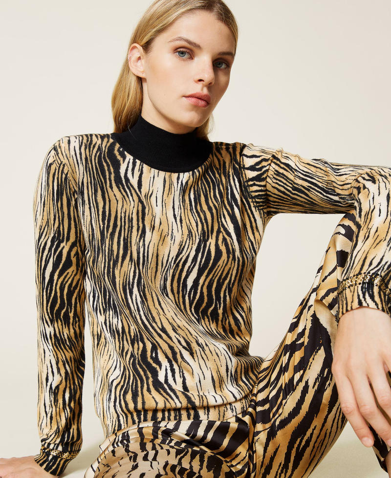 Turtleneck jumper with animal print Tiger Print Woman 212LL3JEE-01