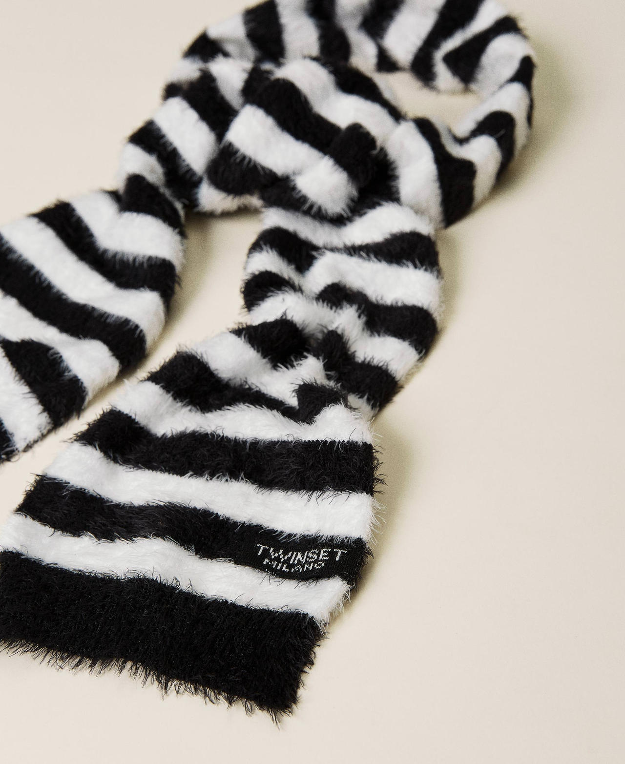 Striped scarf "Snow" White / Black Stripe Woman 212TA4059-02