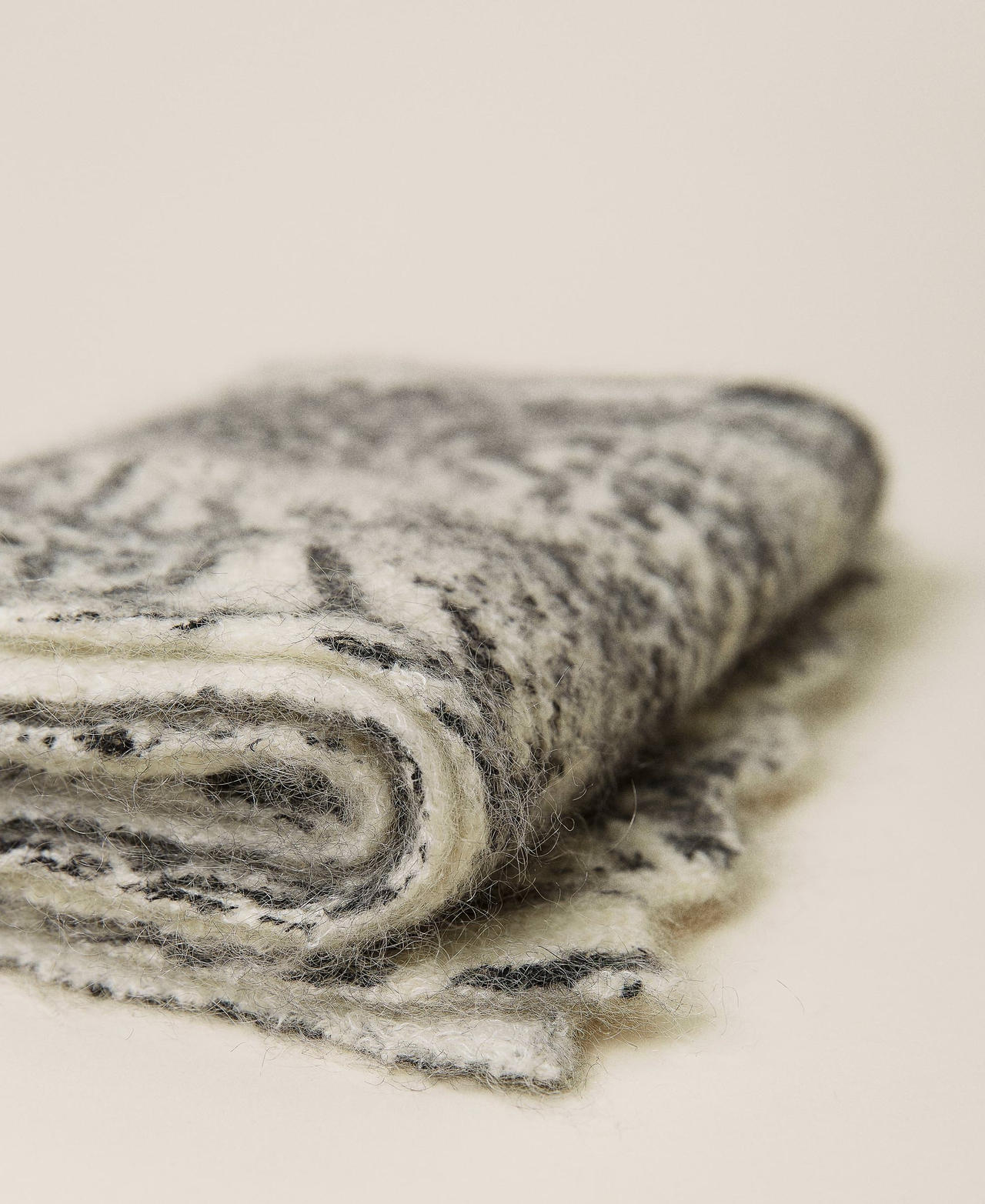 Strickschal mit Lochmuster und Animaldessin Animalprint-Patchwork Schnee / Schwarz Frau 212TA405C-02