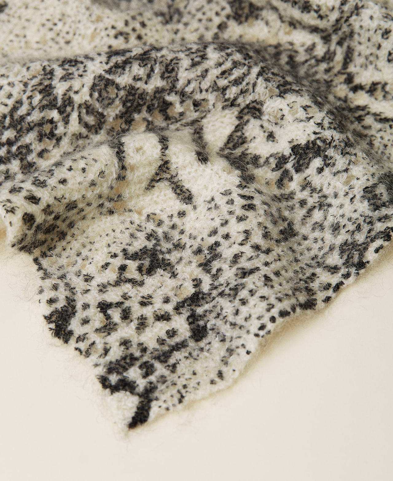 Openwork animal print knit scarf Snow / Black Animal Print Patch Woman 212TA405C-03