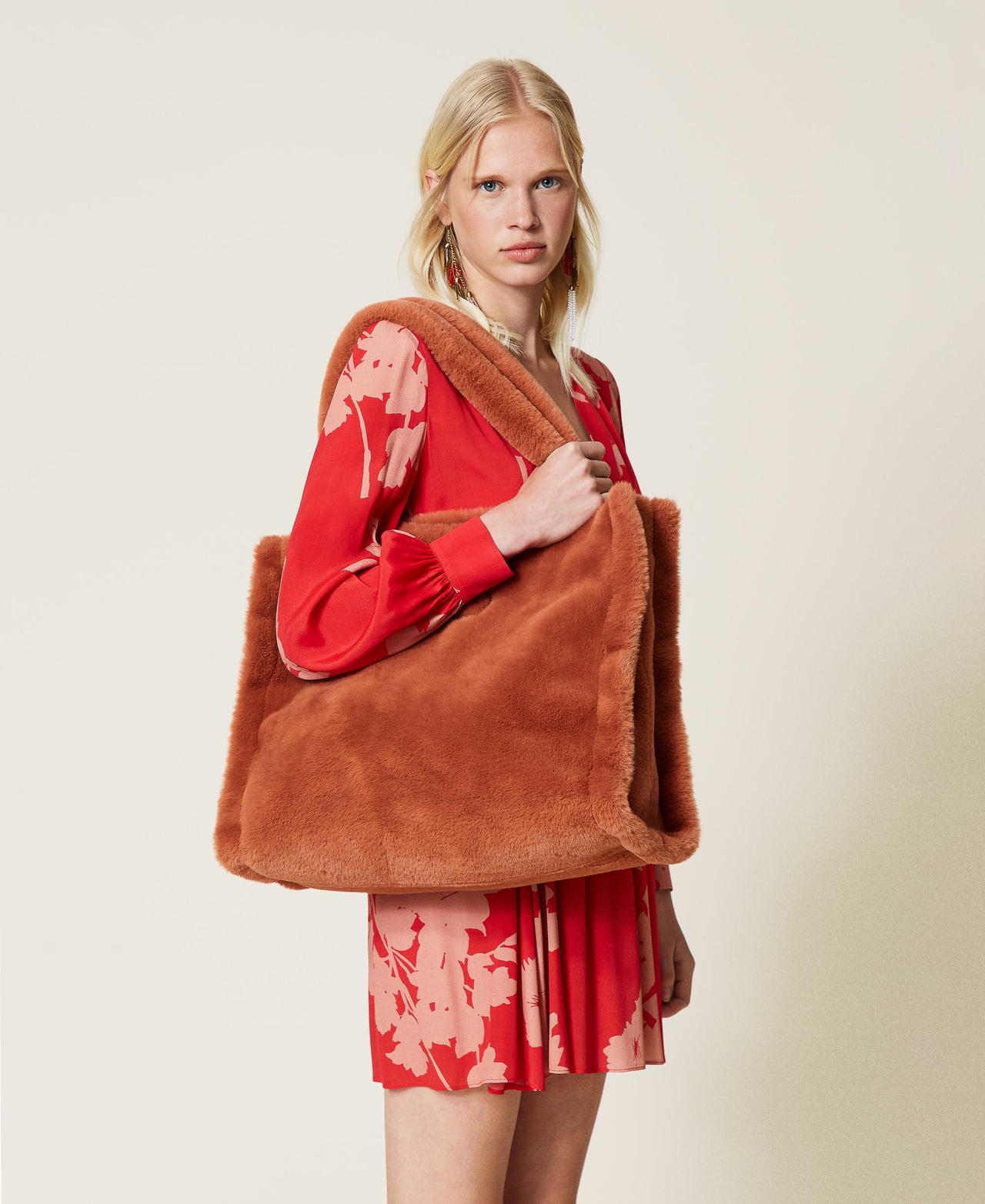 Shopper in Pl&uuml;schoptik mit Logo &bdquo;Tan Powder&ldquo;-Braun Frau 212TB7350-0S