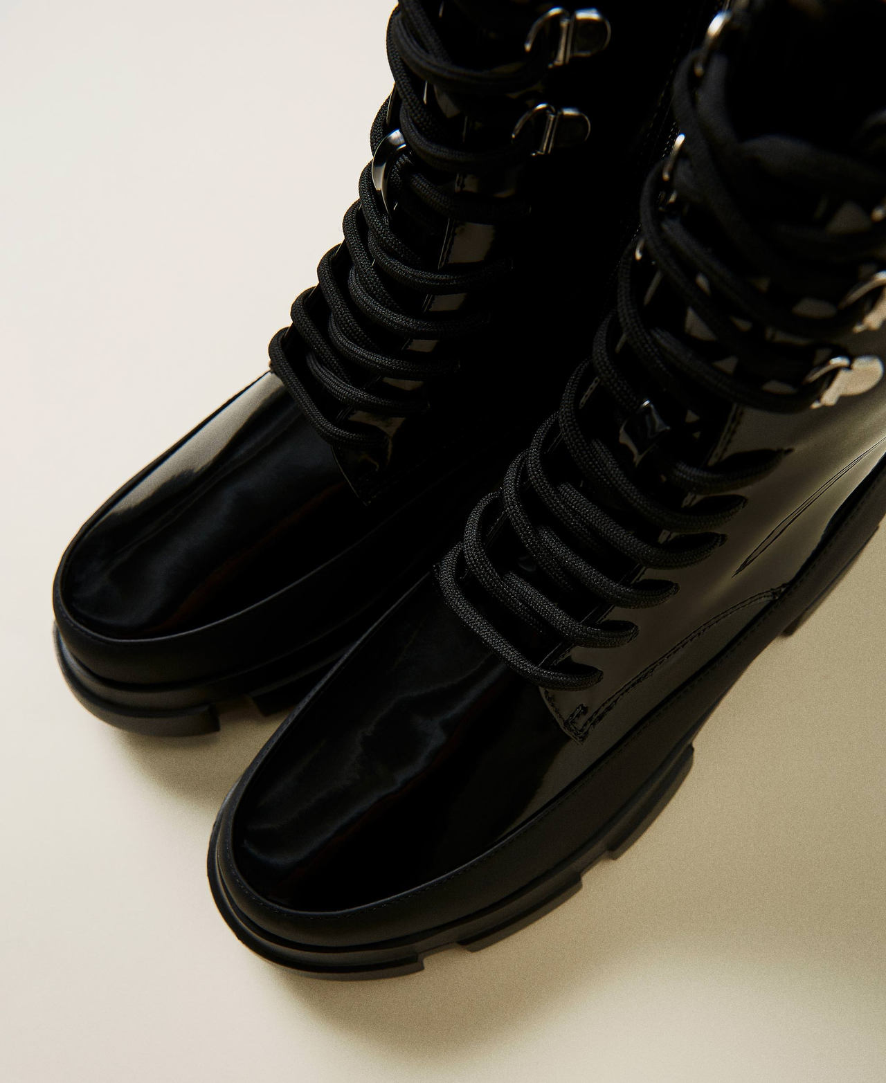 Combat-Boot in Lackoptik Schwarz Frau 212TCP042-02