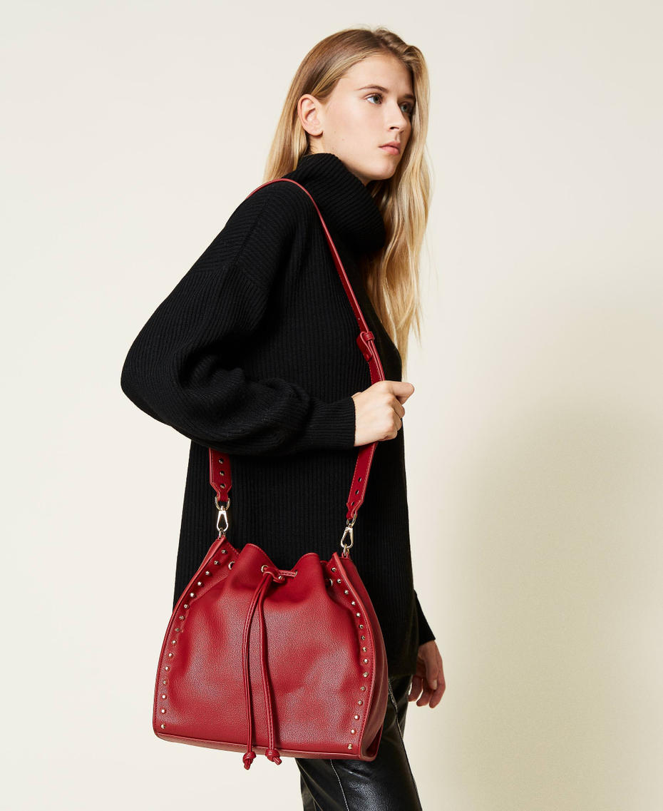 Borsa secchiello con borchie e logo Rosso Ciliegia Donna 212TD8103-0S