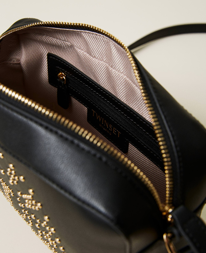 Borsa in pelle nera con borchie e pochette solada