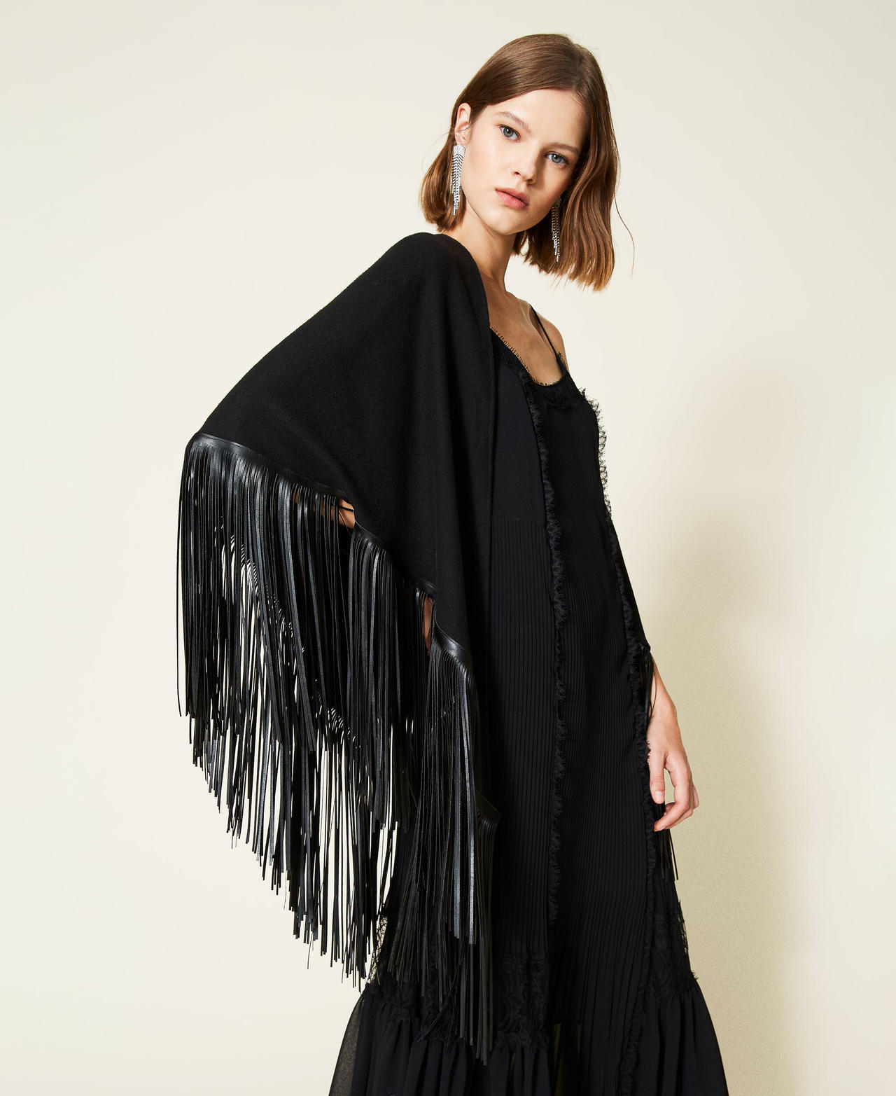 Cloth poncho with fringes Black Woman 212TO5040-02