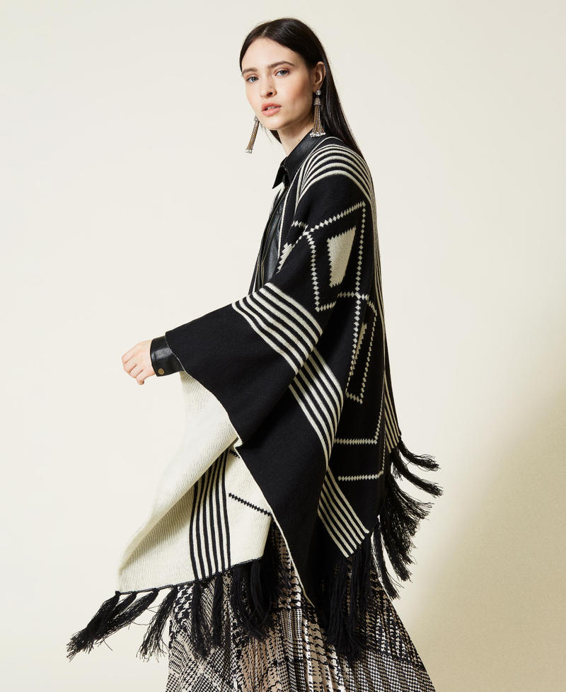 Poncho de jacquard reversible Bicolor Negro / Blanco "Nieve" Mujer 212TO5041-02