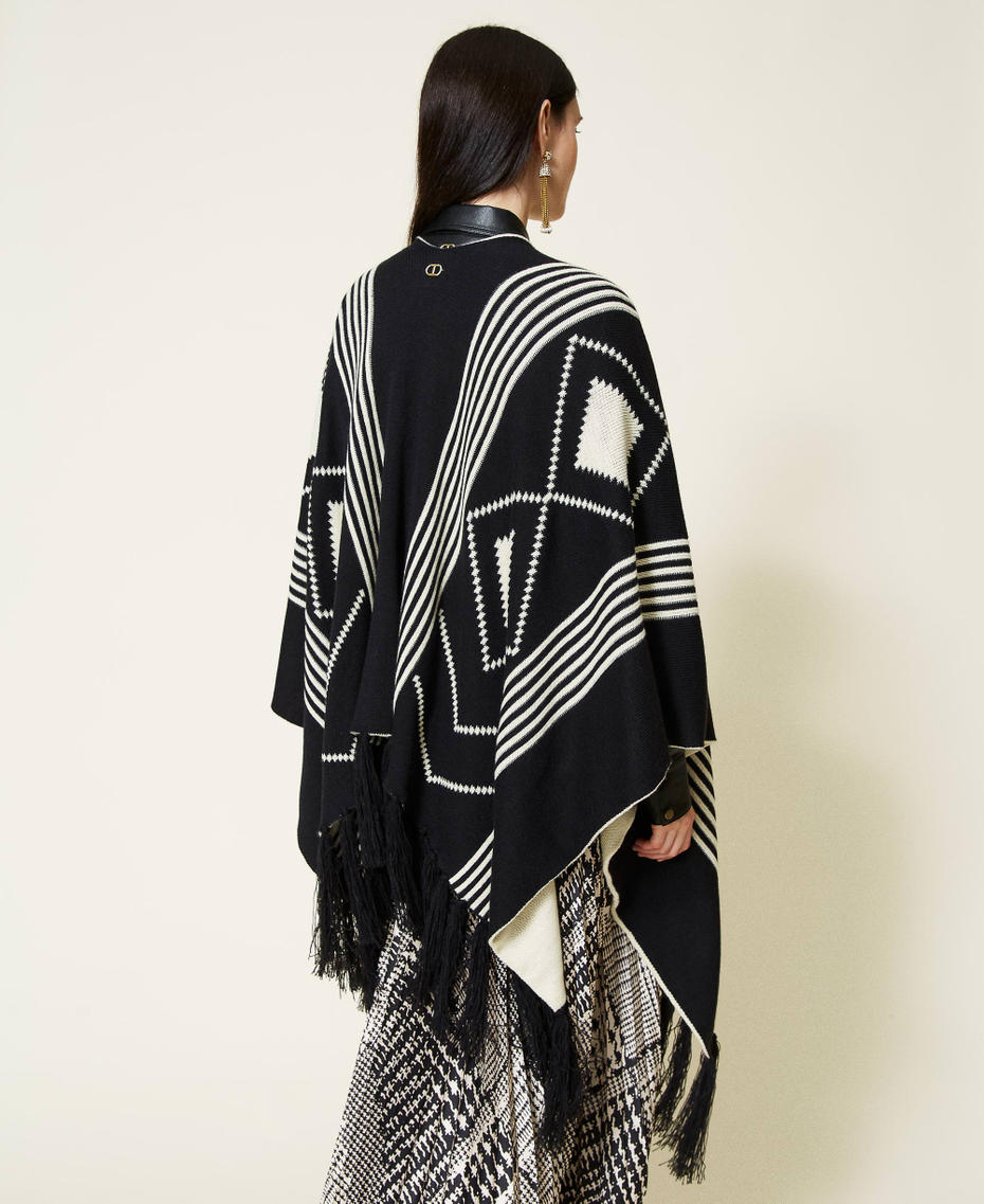 Poncho de jacquard reversible Bicolor Negro / Blanco "Nieve" Mujer 212TO5041-03